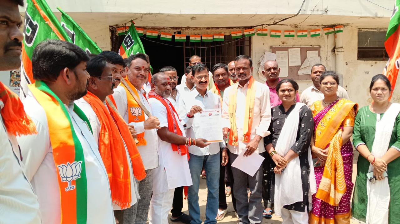 కొనుగోలు కేంద్రాల్లో రైతుల ఇబ్బందులు.. తక్షణ చర్యలు తీసుకోవాలని BJP జగిత్యాల పట్టణ శాఖ డిమాండ