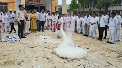 अंबेडकरनगर जिला अस्पताल में ट्रॉमा सेंटर के बाहर अग्निशमन मॉकड्रिल, आग पर पाया गया काबू
