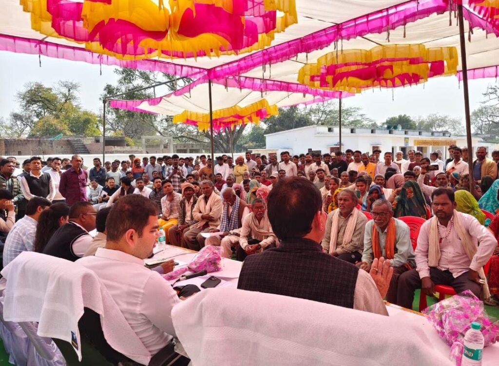 जिलाधिकारी ने ग्रामवासियों की समस्याएं सुनी और मार्ग मरम्मत के निर्देश दिए। आनन्द कुमार द्विवेदी