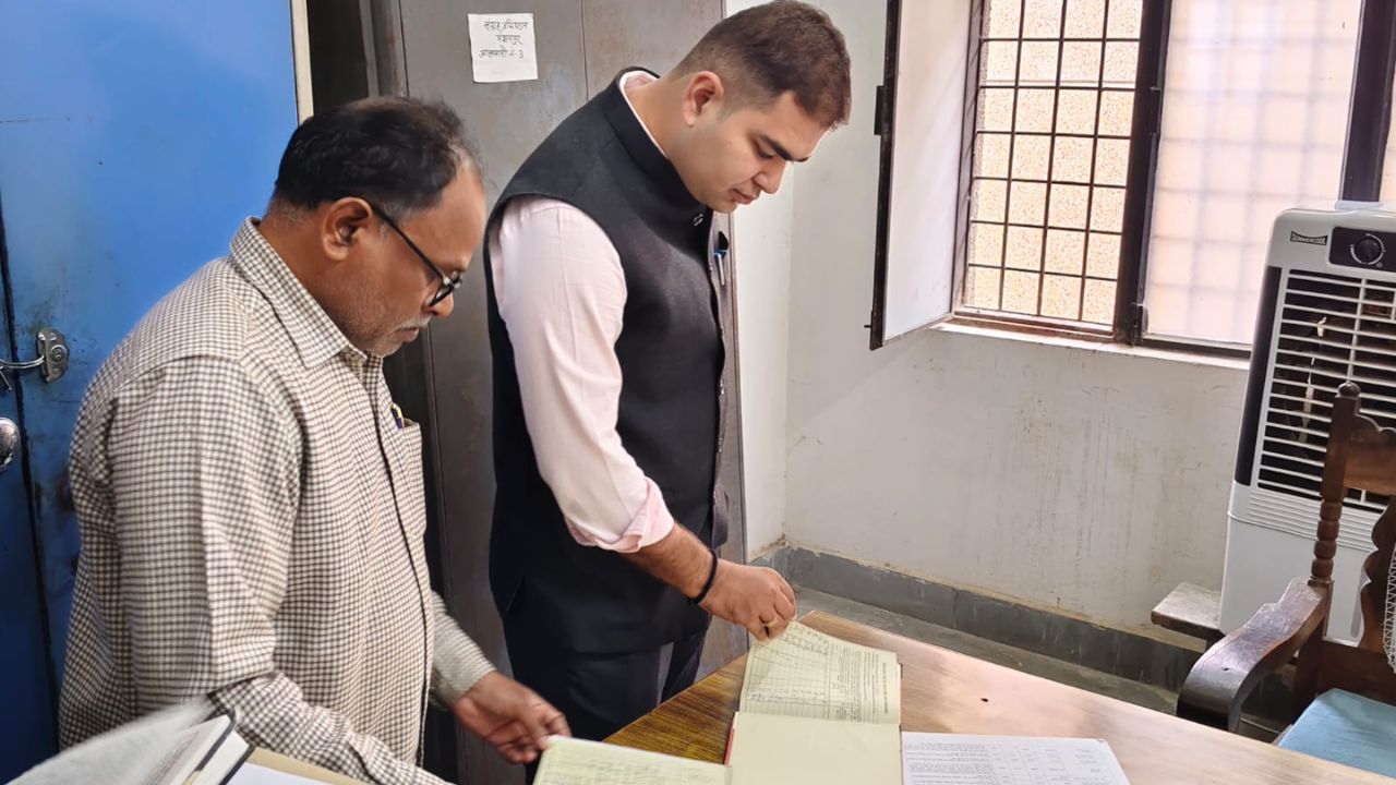 कौशाम्बी जिलाधिकारी ने मंझनपुर तहसील का किया औचक निरीक्षण, कई खामियों पर फटकार