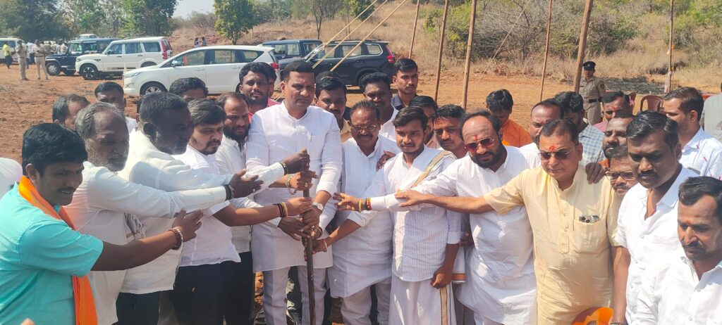 ಬಡ ಹಾಗೂ ಪ್ರತಿಭಾವಂತ ವಿದ್ಯಾರ್ಥಿಗಳಿಗೆ ಗುಣಮಟ್ಟದ ಶಿಕ್ಷಣ ಕ್ರಾಂತಿ ಆದಾಗ ಮಾತ್ರ ಕ್ಷೇತ್ರ ಅಭಿವೃದ್ಧಿಯಾಗಲು ಸಾಧ್ಯ. ಈ ಆಶಯದೊಂದಿಗೆ, ರಾಣಿ ಚೆನ್ನಮ್ಮ ವಸತಿ ಶಾಲೆಗೆ ಭೂಮಿಪೂಜೆ ಮತ್ತು ಶಂಕುಸ್ಥಾಪನೆ ನೆರವೇರಿಸಲಾಯಿತು ಎಂದು ಶಾಸಕ ಡಾ. ಸಿದ್ದಲಿಂಗಪ್ಪ ಪಾಟೀಲ್ ತಿಳಿಸಿದರು…