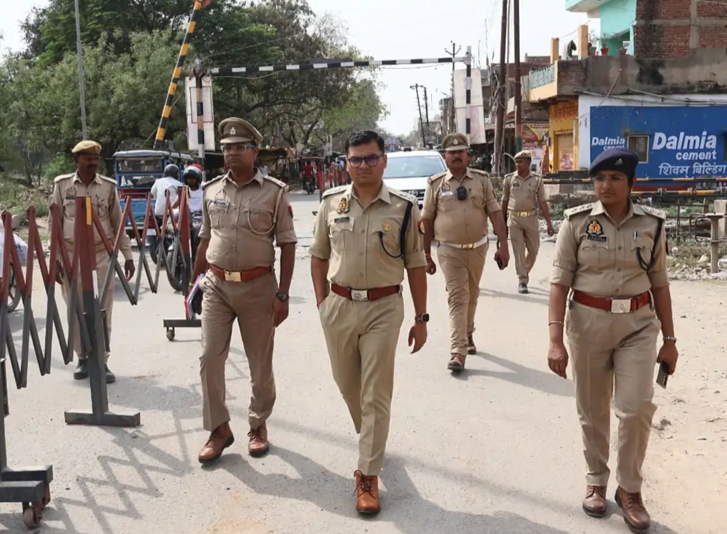 रॉबर्ट्सगंज रेलवे क्रॉसिंग पर जाम की समस्या का समाधानः पुलिस अधीक्षक के नेतृत्व में कार्रवाई, फोल्डिंग बैरियर लगाए गए