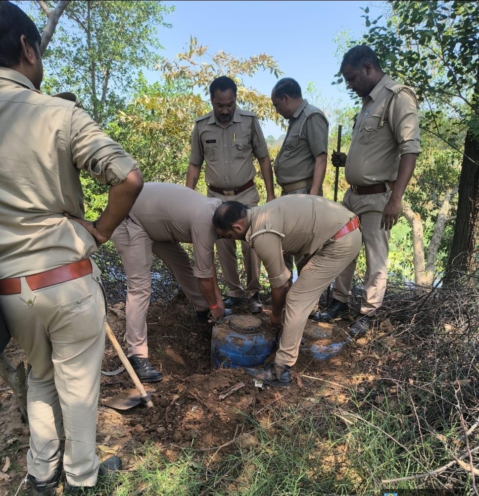 आबकारी टीम की बड़ी कार्यवाही बड़ी* * *- भारी मात्रा में अवैध शराब जब्त और लहन नष्ट