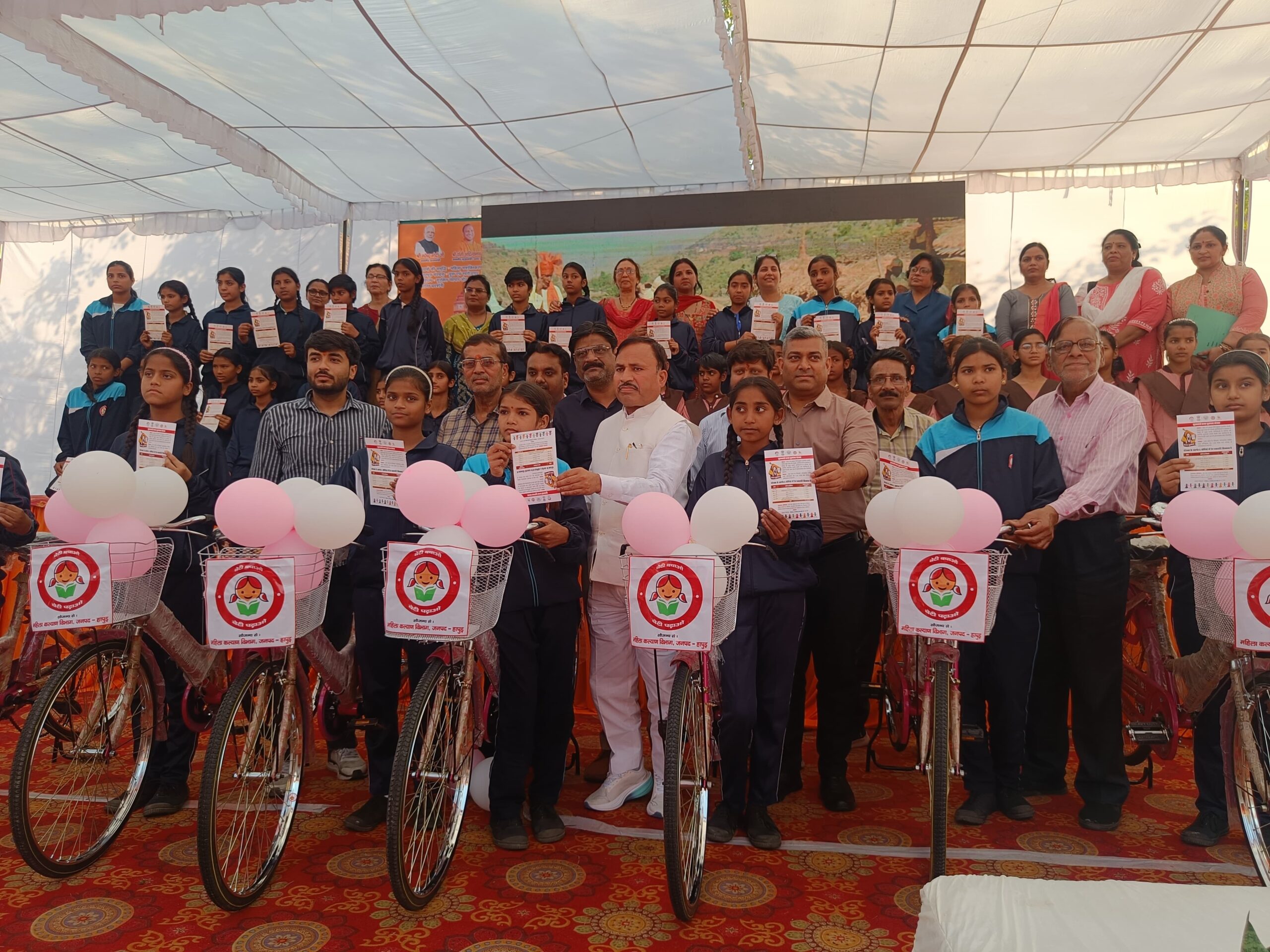हापुड़ : बेटियों के सपनों को लगे ‘साइकिल’ के पंख: अटल पार्क में 40 छात्राओं को वितरित की गईं साइकिलें