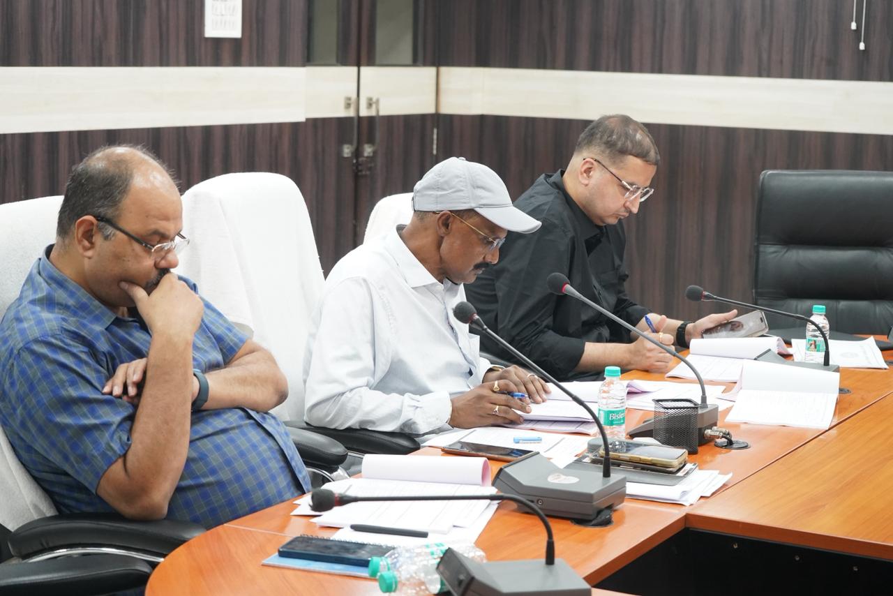 विकास योजनाओं की प्रगति पर सख्त प्रशासन — समय पर कार्य पूरा करने का निर्देश