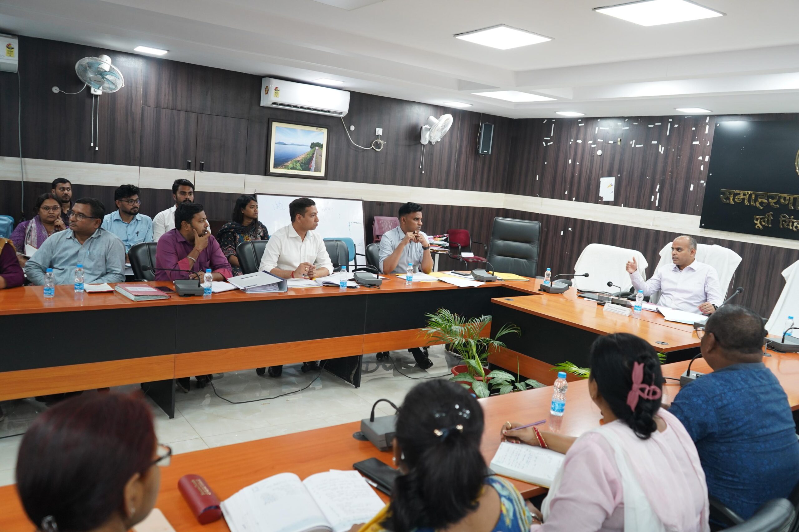 उपायुक्त कर्ण सत्यार्थी की अध्यक्षता में शिक्षा विभाग की समीक्षा बैठक, विद्यार्थियों को योजनाओं से जोड़ने पर जोर