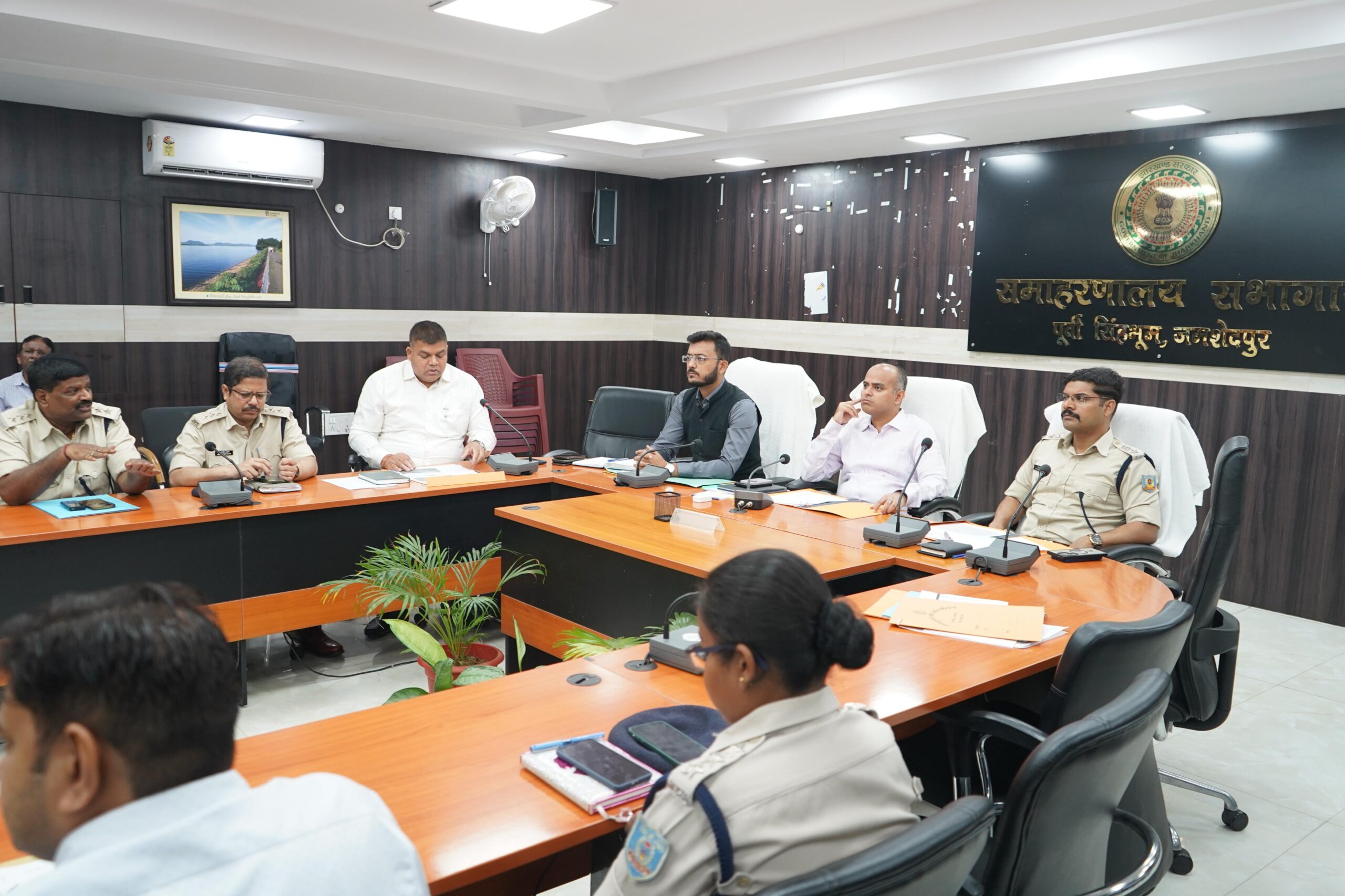 🚦 समाहरणालय सभागार में सड़क सुरक्षा पर बड़ी बैठक, उपायुक्त कर्ण सत्यार्थी ने दिए सख्त निर्देश