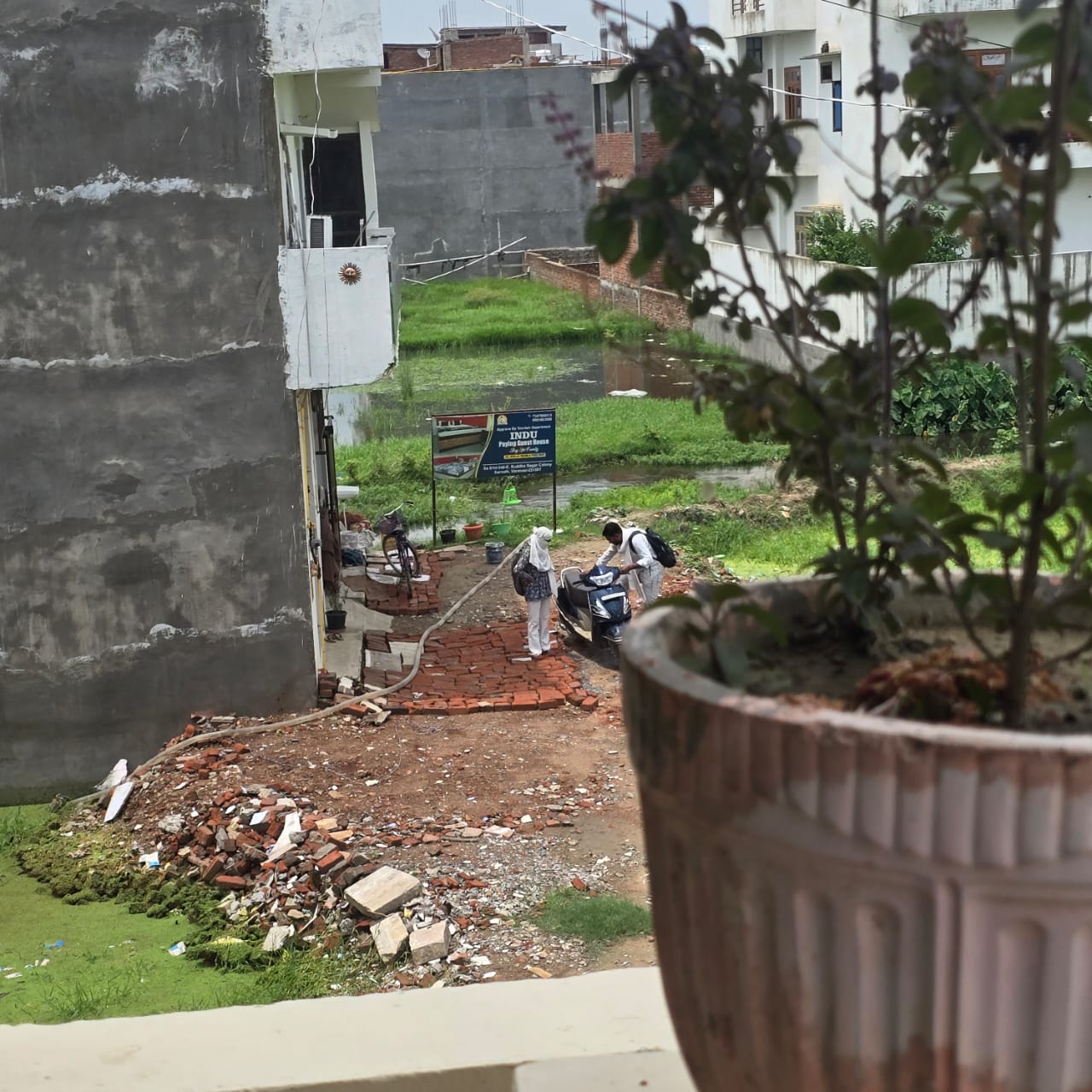 सारनाथ फैमिली कॉलोनी में होमस्टे व गेस्ट हाउस की आड़ में अवैध गतिविधियां, स्थानीय लोगों में आक्रोश