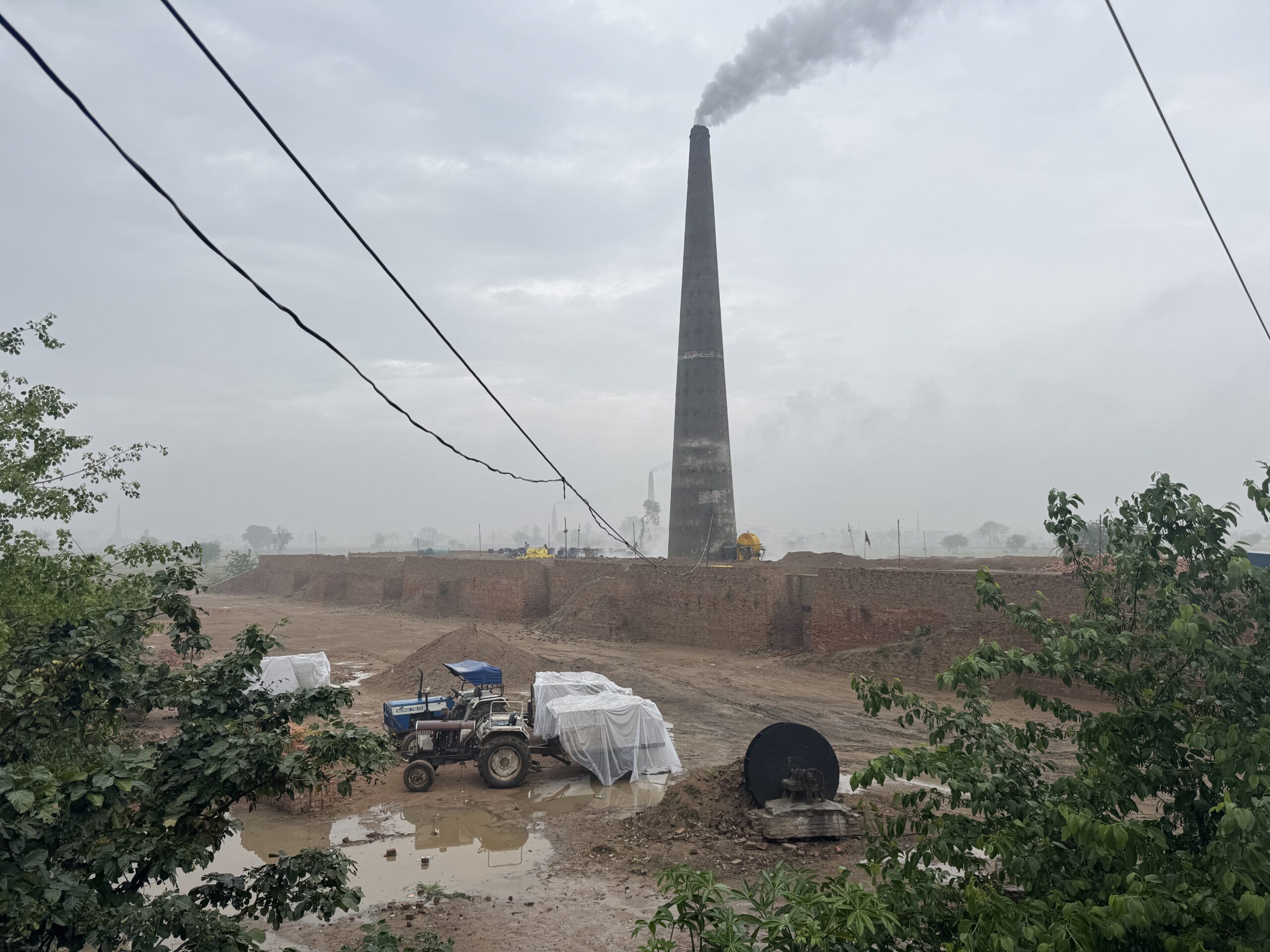 मथुरा में बारिश से ईंट‑भट्ठों को भारी नुकसान, अब घर बनाना और होगा महंगा