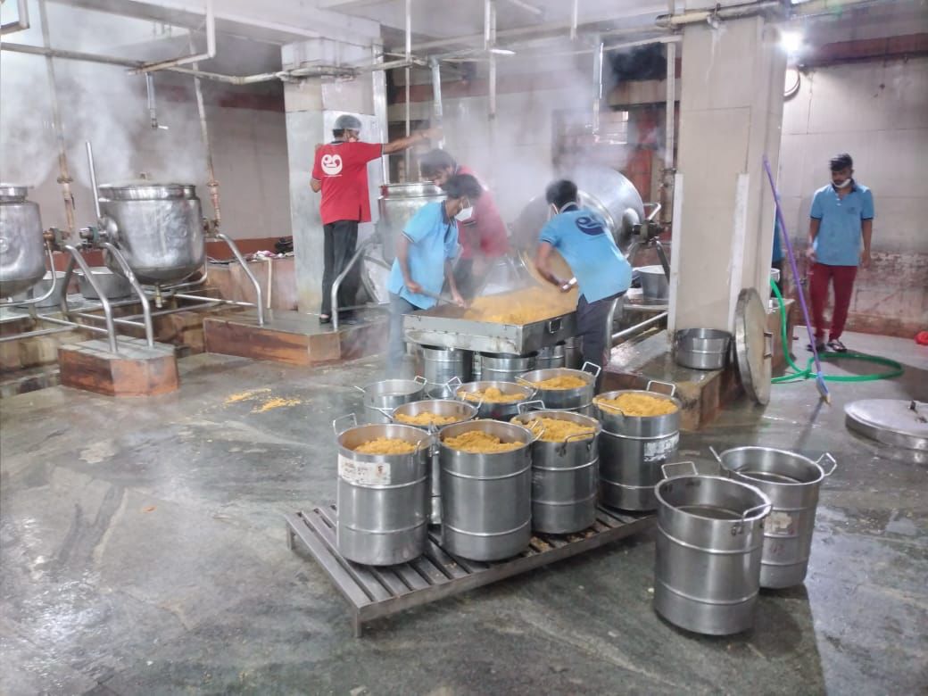 గ్యాస్ లేకుండానే రోజూ 2 లక్షల పిల్లలకు భోజనం…