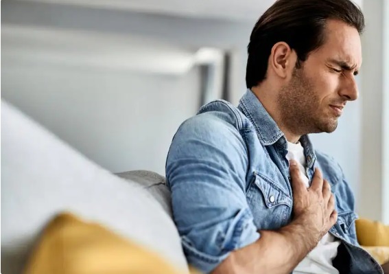 Chest Pain At Night: रात के वक्त सीने में तेज दर्द होना कितना खतरनाक, डॉक्टर से जानें ऐसा होने पर क्या करें?