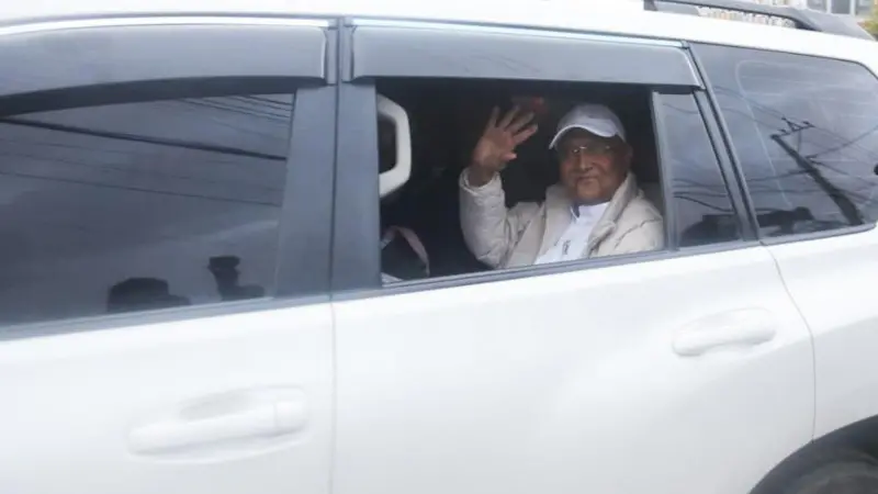 नेपाल के पूर्व प्रधानमंत्री केपी ओली और पूर्व गृह मंत्री रमेश लेखक गिरफ़्तार