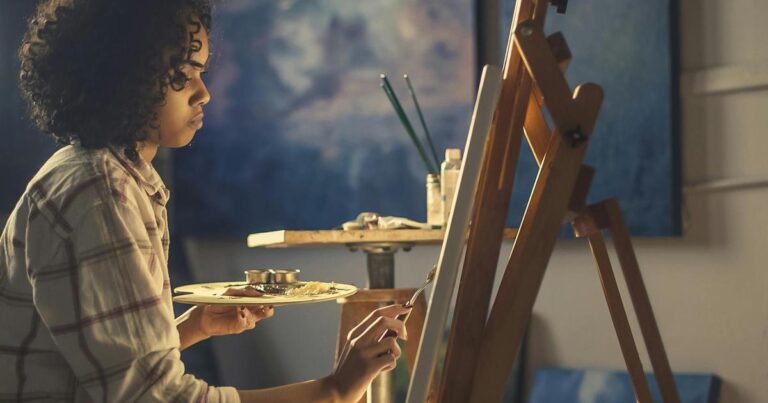 आर्ट पर ध्यान केंद्रित करने से भावनात्मक संतुलन और सामाजिक संबंध मजबूत होते हैं: एक नई किताब की कहानी