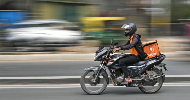 कोलकाता के गिग वर्कर्स: अपमान और आत्म-अवलोकन का संघर्ष