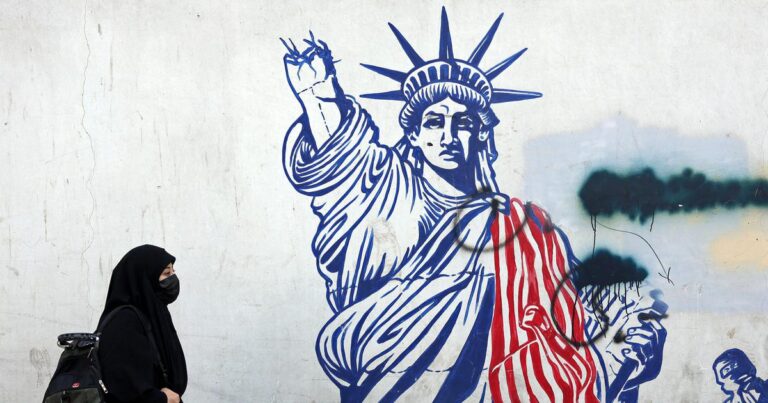 पश्चिमी लोकतंत्रों के युद्धों में मुस्लिम महिलाओं के 'सुरक्षा' का खतरनाक खेल