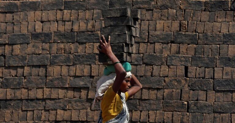 भारत में ईंट भट्टे: निर्माण के साथ कामकाजी शर्तों में सुधार की आवश्यकता