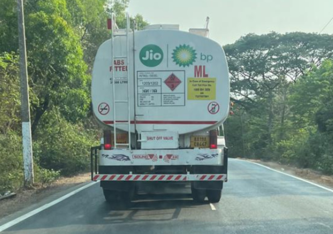 ಅರೆಬೈಲ್ ಘಾಟ್‌ನಲ್ಲಿ ಇಂಧನ ಟ್ಯಾಂಕರ್ ಅತಿವೇಗ ಚಾಲನೆ – ಸಾರ್ವಜನಿಕ ಸುರಕ್ಷತೆಗೆ ಗಂಭೀರ ಎಚ್ಚರಿಕೆ