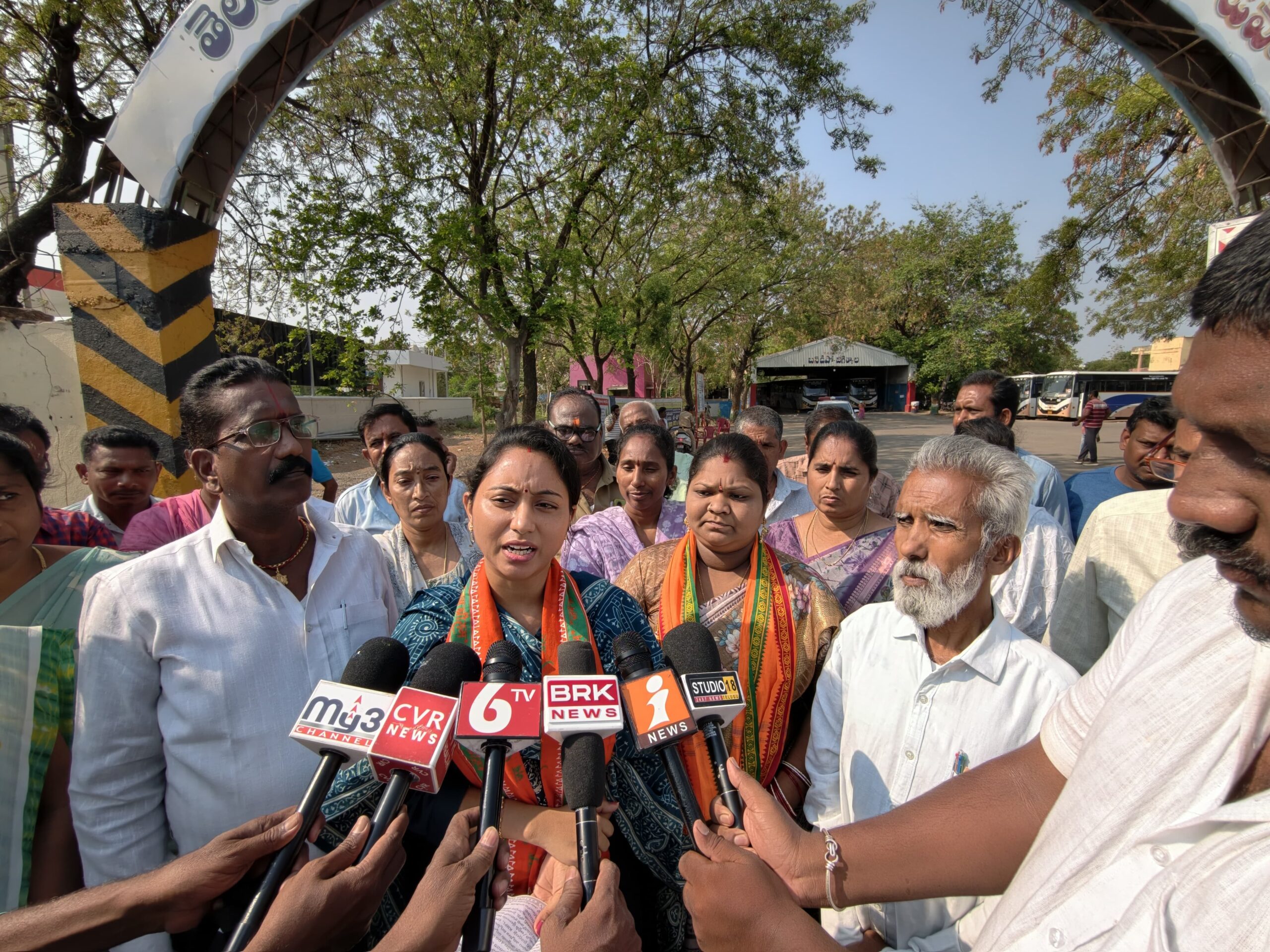 జగిత్యాలలో ఆర్టీసీ కార్మికుల సమ్మెకు డాక్టర్ బోగ శ్రావణి మద్దతు