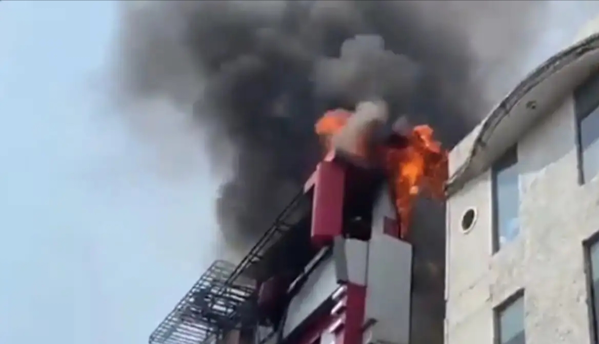 दिल्ली के गांधी नगर बाजार में आग लगी, दुकानें क्षतिग्रस्त हुईं