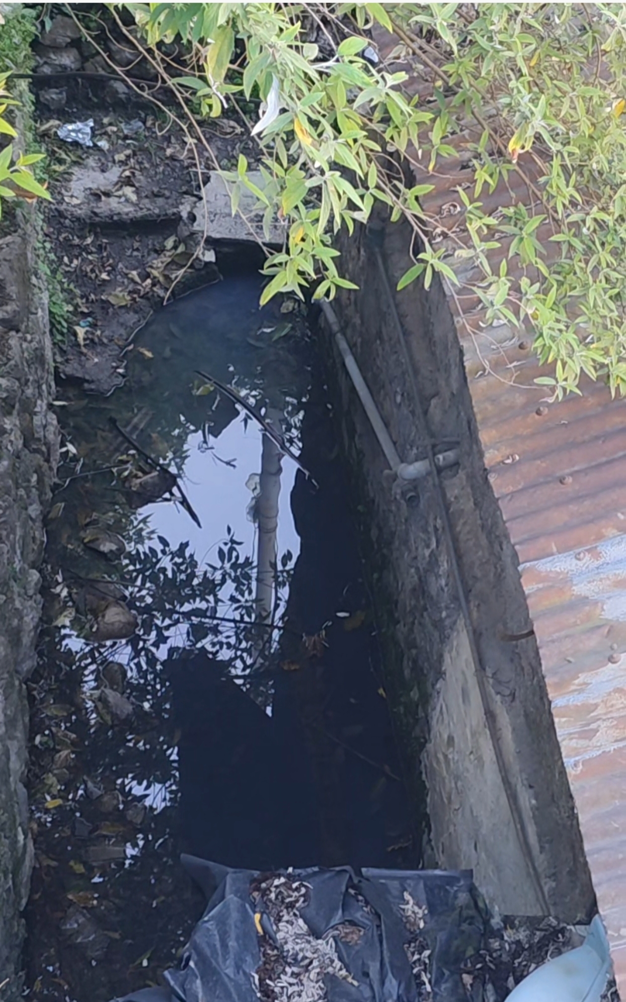 मसूरी की माल रोड पर जाम सीवर से स्थानीय लोगों को परेशानी, सफाई नहीं होने से बढ़ी स्वास्थ्य संबंधी चिंताएं