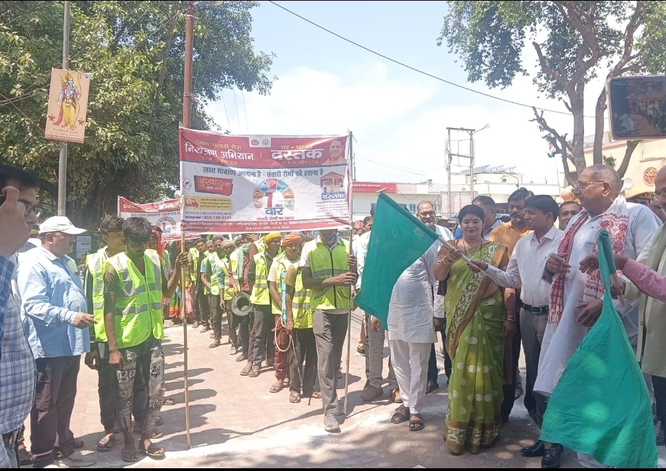 संचारी रोग नियंत्रण अभियान का हुआ शुभारंभ* -अधिकारियों व जनप्रतिनिधियों ने रैली को हरी झंडी दिखा किया रवाना