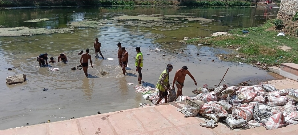 नवनिर्मित राजा घाट में कापर डैम की बोरियां निकालना शुरू