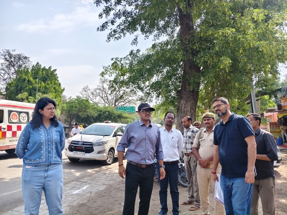डीएम ने किया धनुष चौराहे से पटेल तिराहे तक सड़क चौड़ीकरण व सौंदर्यीकरण कार्यों का स्थलीय निरीक्षण