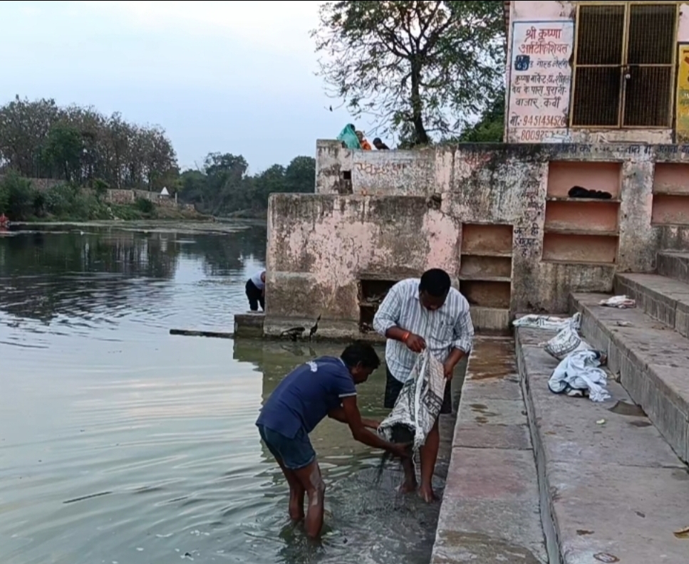 सीढ़ियों में बालू डलवाकर पुलघाट को काई रहित करने में जुटी बुंदेली सेना