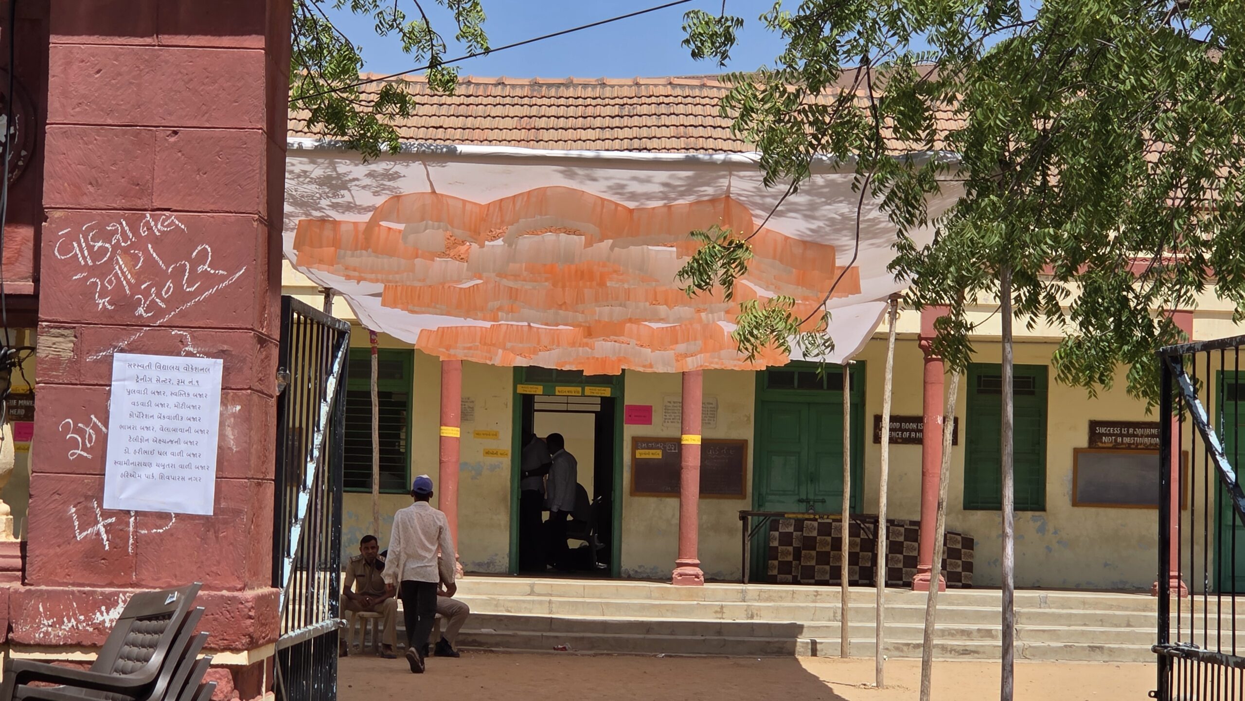 ગરમી સામે મતદારોની હિંમત – દિવસના અંતે કોણ જીતશે?