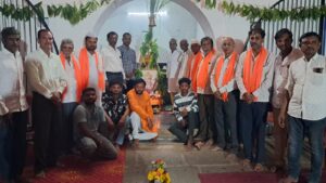 ಶ್ರೀ ಗುರು ಬಸವ ಸಮಿತಿ ಮಾಣಿಕನಗರ 20/04/2026 ರಂದು 893ನೇ ವಿಶ್ವಗುರು ಬಸವಣ್ಣನವರ ಜಯಂತಿಯನ್ನು ಅತ್ಯಂತ ಸಂಭ್ರಮದಿಂದ ಮಾಣಿಕನಗರದ ಲಾತೂರ್ಕ ಮಠದಲ್ಲಿ ಆಚರಿಸಲಾಯಿತು ಸಮುದಾಯದ ಅಧ್ಯಕ್ಷರು ಪವನ ಕುಮಾರ ಶೇರಿಕರ ಕಾರ್ಯದರ್ಶಿ ಅನಿಲ ಪಾವಡಶೆಟ್ಟಿ ಸಹ ಕಾರ್ಯದರ್ಶಿ ಕಿರಣ ಕುಮಾರ ಭಾಲ್ಕಿಕರ ಖಜಾಂಚಿ ಸಂಜೀವ ಕುಮಾರ ಕೋಡಂಬಲ ಸಮಾಜ ಮತ್ತು ಸಮುದಾಯದ ಹಿರಿಯರಾದಂತ ಅರವಿಂದ ಜಿ ಭಾಲ್ಕಿಕರ್ , ಬಸಯ್ಯ ಸ್ವಾಮಿ ಹಣಮಂತಪ್ಪಾ ಸೋನಾತೆ , ವಿಜಾನಂದ ವಿಜಾಪುರೆ , ರಾಜಣ್ಣ ಭಾಲ್ಕಿಕರ್, ಅಶೋಕ್ ಬಾಲ್ಕಿಕರ್ , ರಮೇಶ ಪಾವಡಶೆಟ್ಟಿ , ಕಲ್ಯಾಣ್ರೋ ಪರ್ಶೆಟ್ಟಿ ಕಪಿಲ್ ಭಾಲ್ಕಿಕರ್ ಇನ್ನಿತರರು ಉಪಸ್ಥಿತರಿದ್ದರು