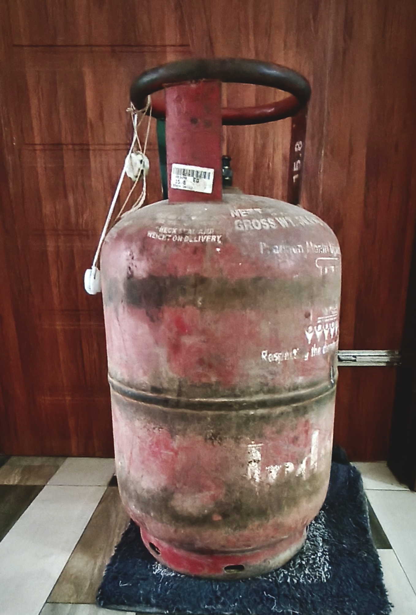 “Alleged LPG Shortage in Golaghat Leads to Rising Prices and Public Distress”