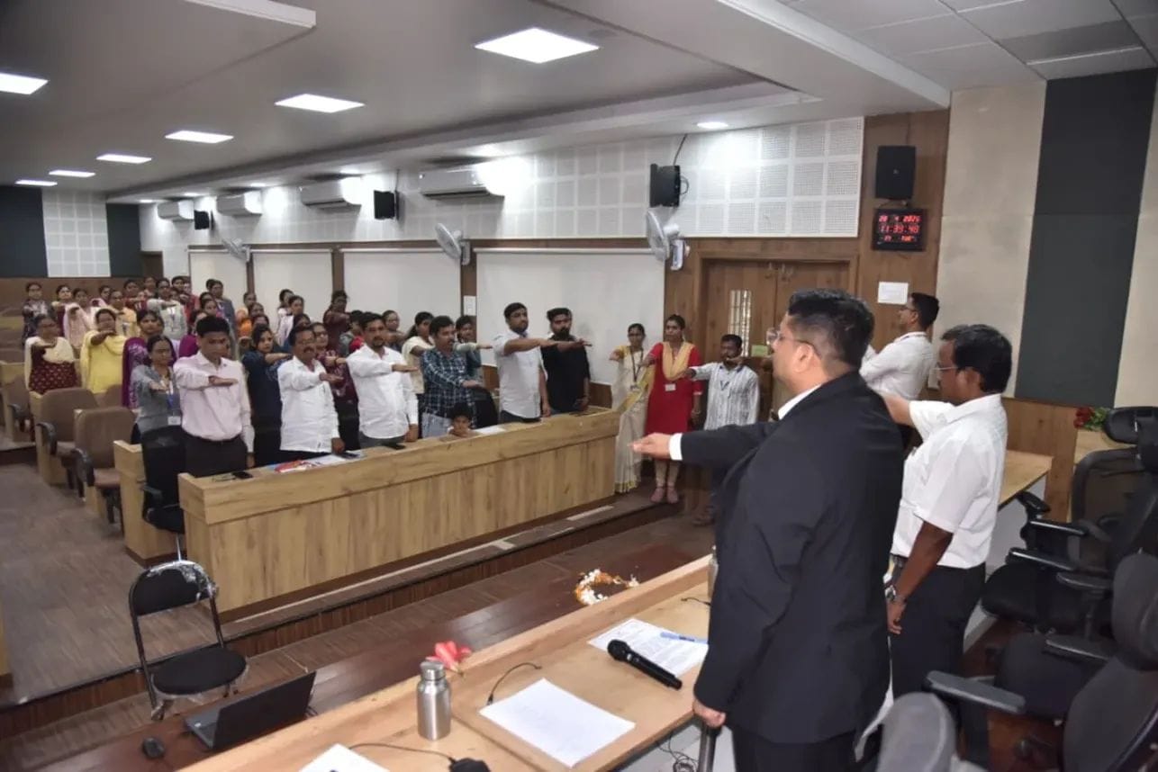 प्रशासकीय कामकाजात संवेदनशीलता आणि प्रामाणिकपणा जपण्याचे कोल्हापूर जिल्हाधिकारी डॉ. विजय राठोड यांचे आवाहन