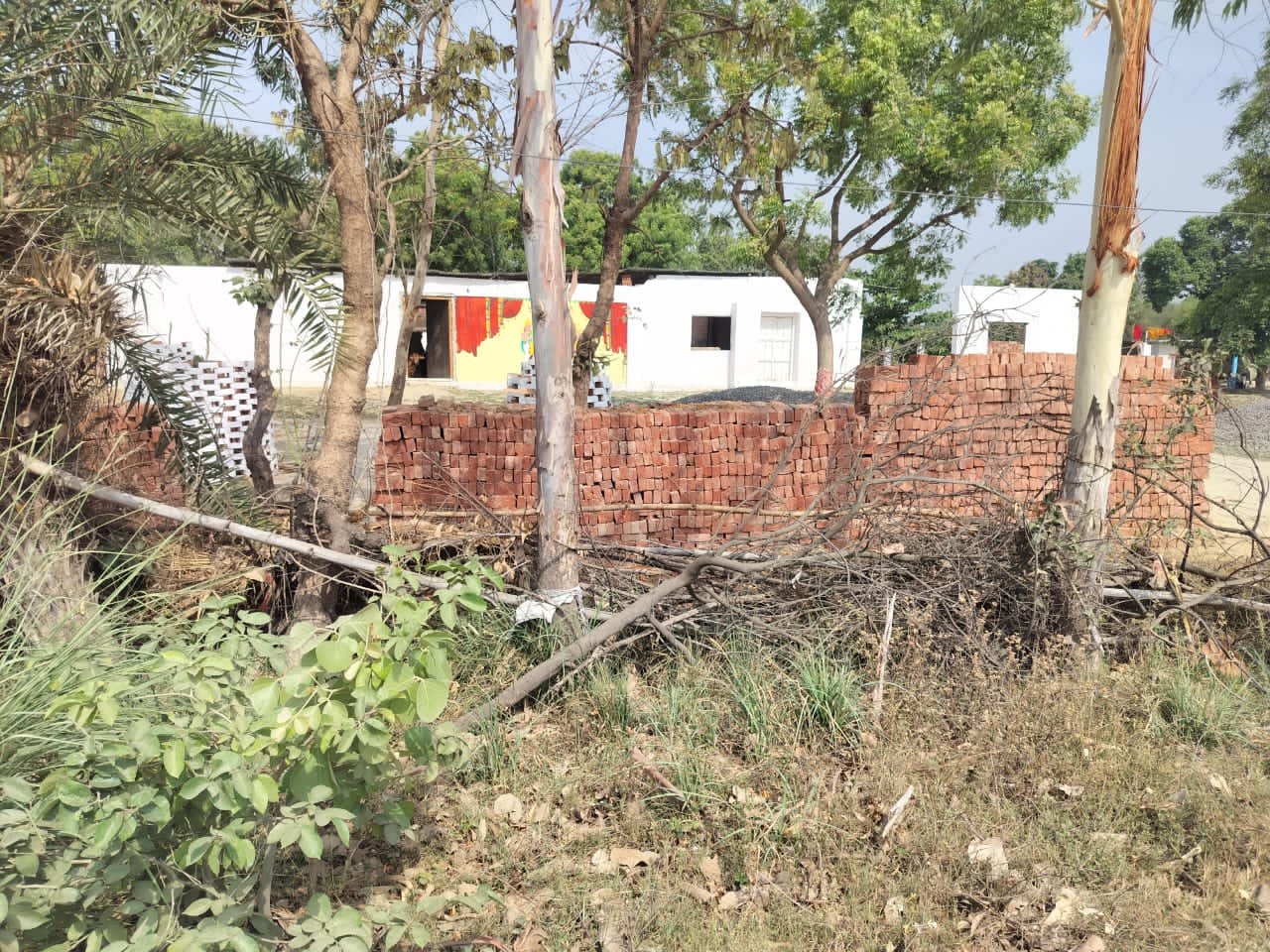 ग्रामसभा की जमीन पर दबंगों का कब्जा! शिकायत के बाद भी नहीं रुका निर्माण,लेखपाल की चुप्पी पर उठे सवाल