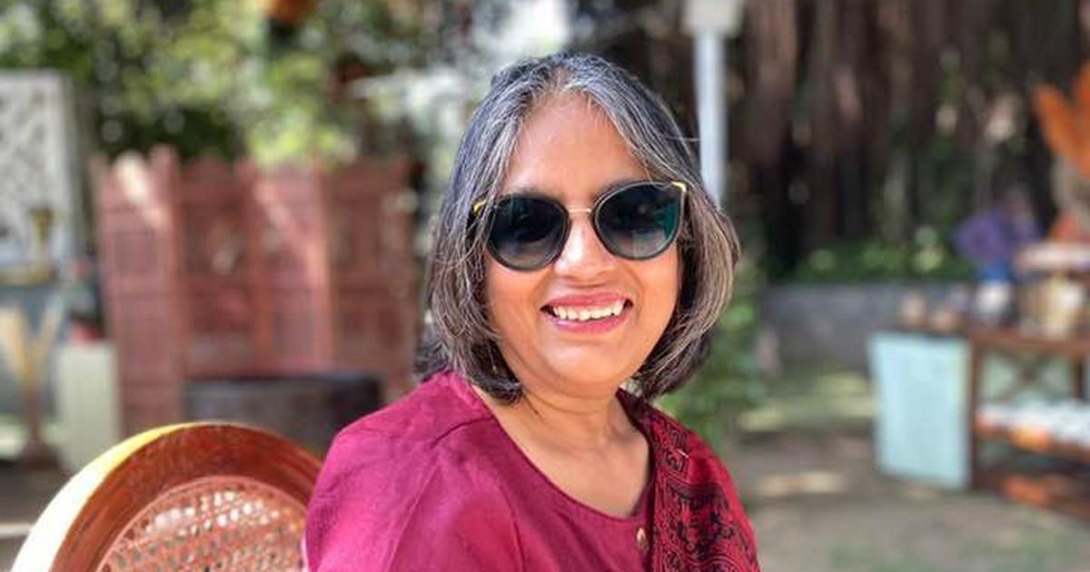 Reflections of Desire: A Young Woman's Journey Through Loneliness and Self-Discovery