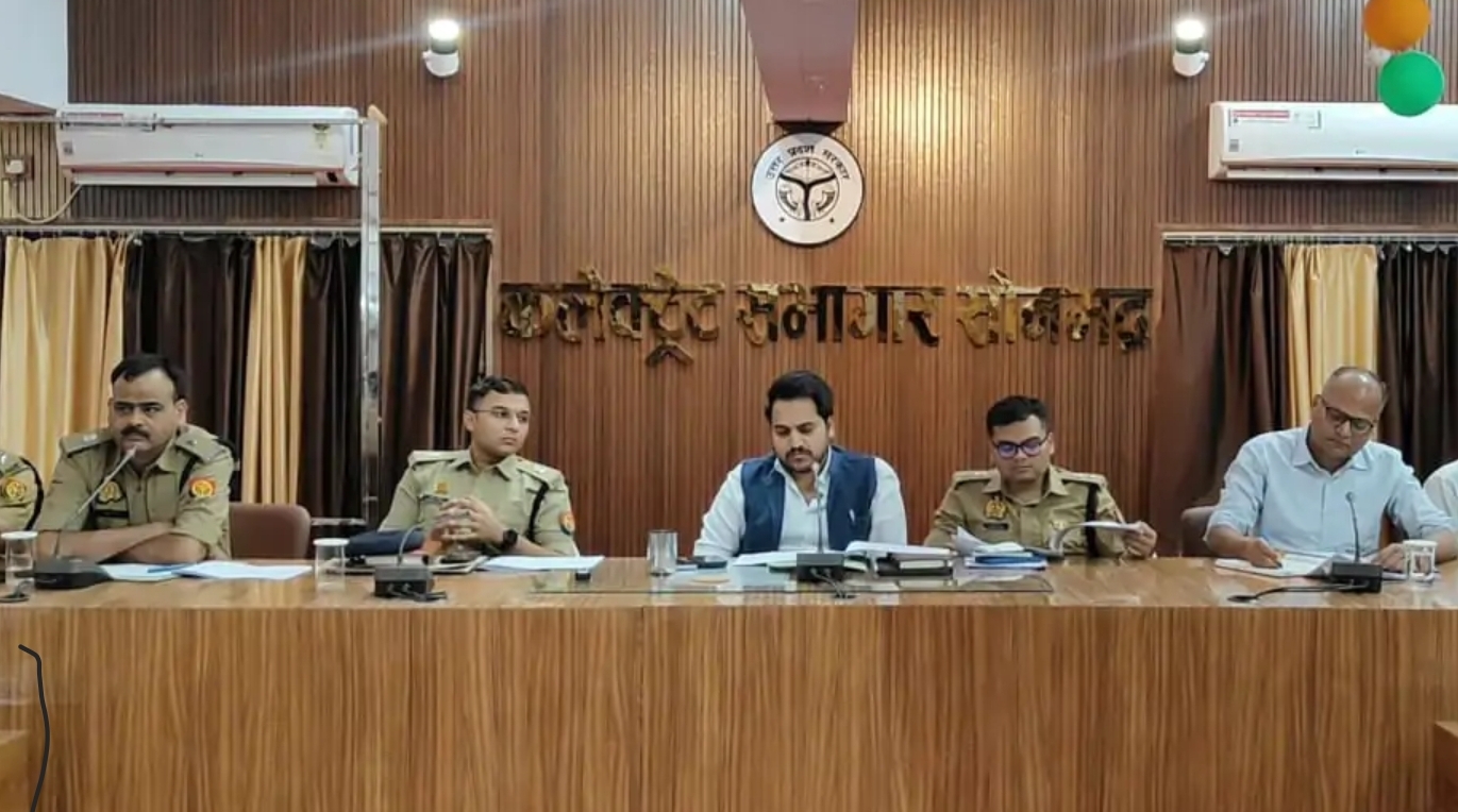 सोनभद्र (रॉबर्ट्सगंज) में बकरीद को शांतिपूर्ण ढंग से मनाने के लिए जिला प्रशासन पूरी तरह अलर्ट है। जिलाधिकारी ने पीस कमेटी की बैठक में स्पष्ट किया है कि किसी भी नई परंपरा की अनुमति नहीं दी जाएगी और सार्वजनिक स्थानों या खुले में कुर्बानी पर पूर्ण प्रतिबंध रहेगा।