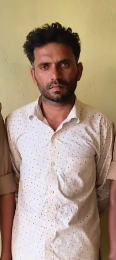 सोनभद्र मे पुलिस ने फरार आरोपी को गिरफ्तार किया: गोवध निवारण अधिनियम मामले मे झारखंड सीमा से हुई गिरफ्तारी