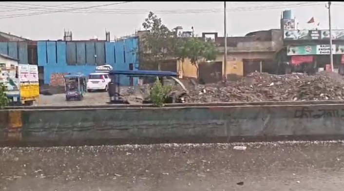 दिल्ली-एनसीआर में बदला मौसम, कई इलाकों में तेज हवाओं के साथ बारिश और ओलावृष्टि