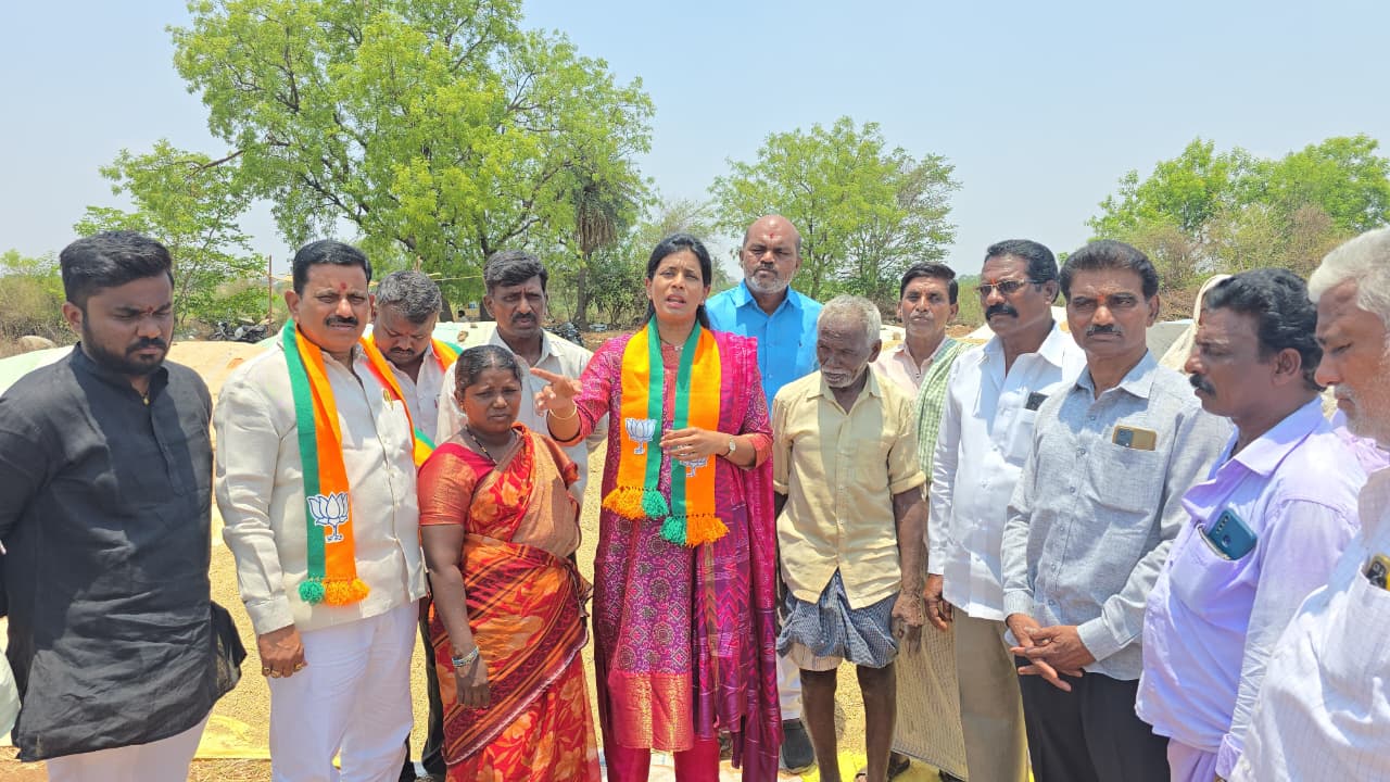 వరి కొనుగోళ్లు వేగవంతం చేయాలని డికె స్నిగ్ద రెడ్డి సూచన