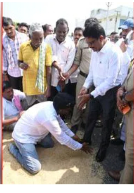 మంచిర్యాల: ధాన్యం కొనుగోలు వేగవంతం చేయాలని రైతుల రాస్తారోకో, జాయింట్ కలెక్టర్‌కు వినతి