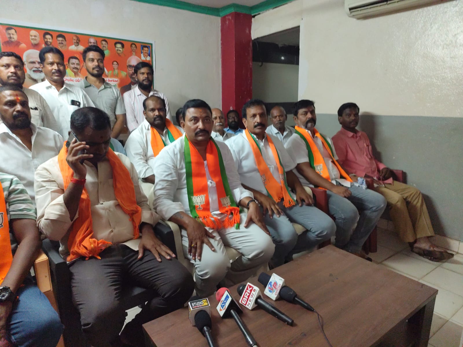 రాహుల్ గాంధీపై కాంగ్రెస్ రాజకీయాలపై బీజేపీ నేత దొనికెల నవీన్ విమర్శలు