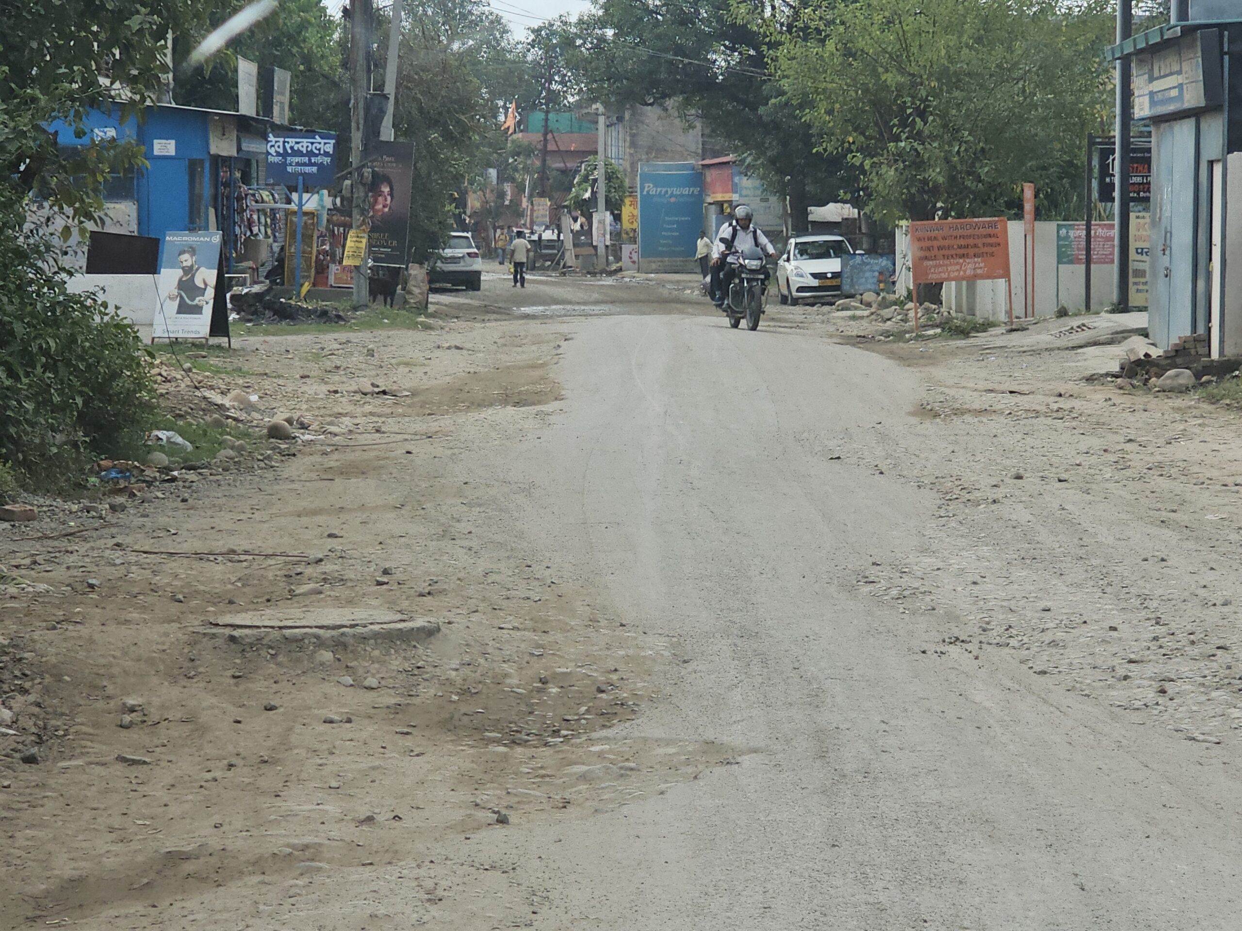 बालावाला में सीवर लाइन कार्य से क्षतिग्रस्त सड़कों के कारण लोग परेशान