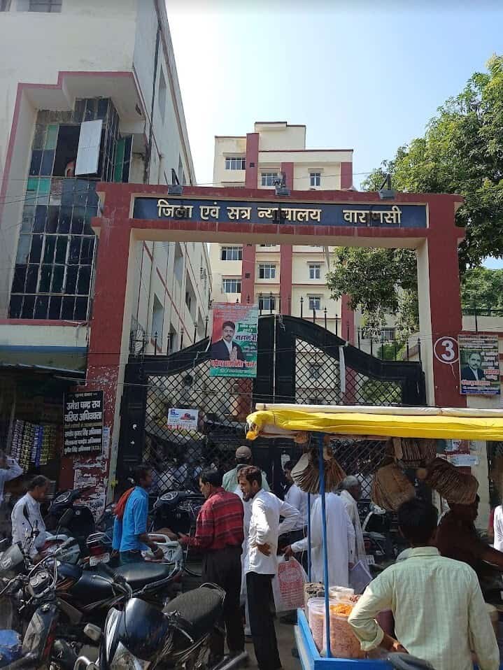 वाराणसी जिला न्यायालय परिसर को वर्तमान स्थान से किसी नये स्थान पर स्थानांतरण के संदर्भ में………