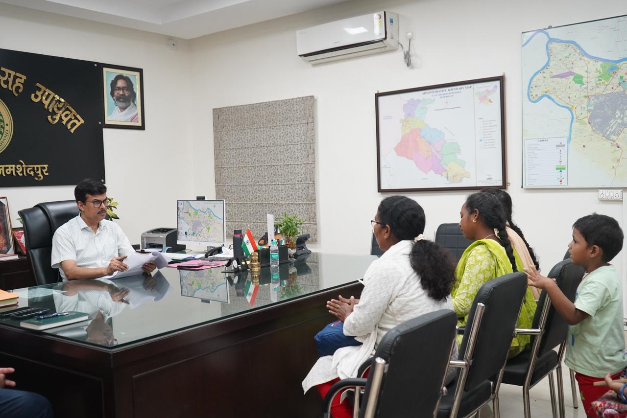 जन शिकायत निवारण दिवस में उपायुक्त ने सुनीं आमजन की समस्याएं, कदमा की दिव्यांग ममता को मिली ई-ट्राई साइकिल