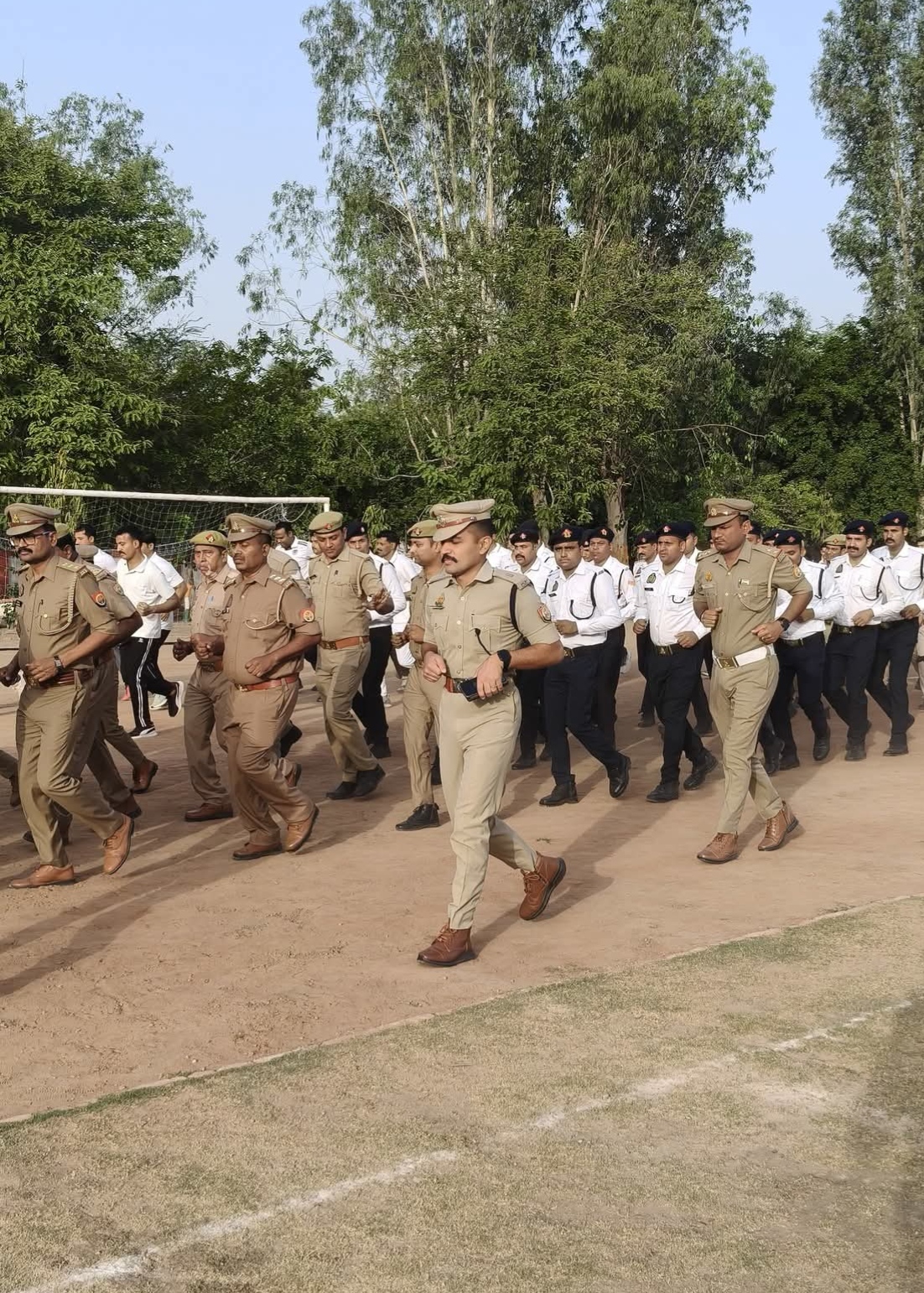 पुलिस लाइन उरई में मंगलवार परेड का निरीक्षण, कर्मचारियों को दिए आवश्यक निर्देश