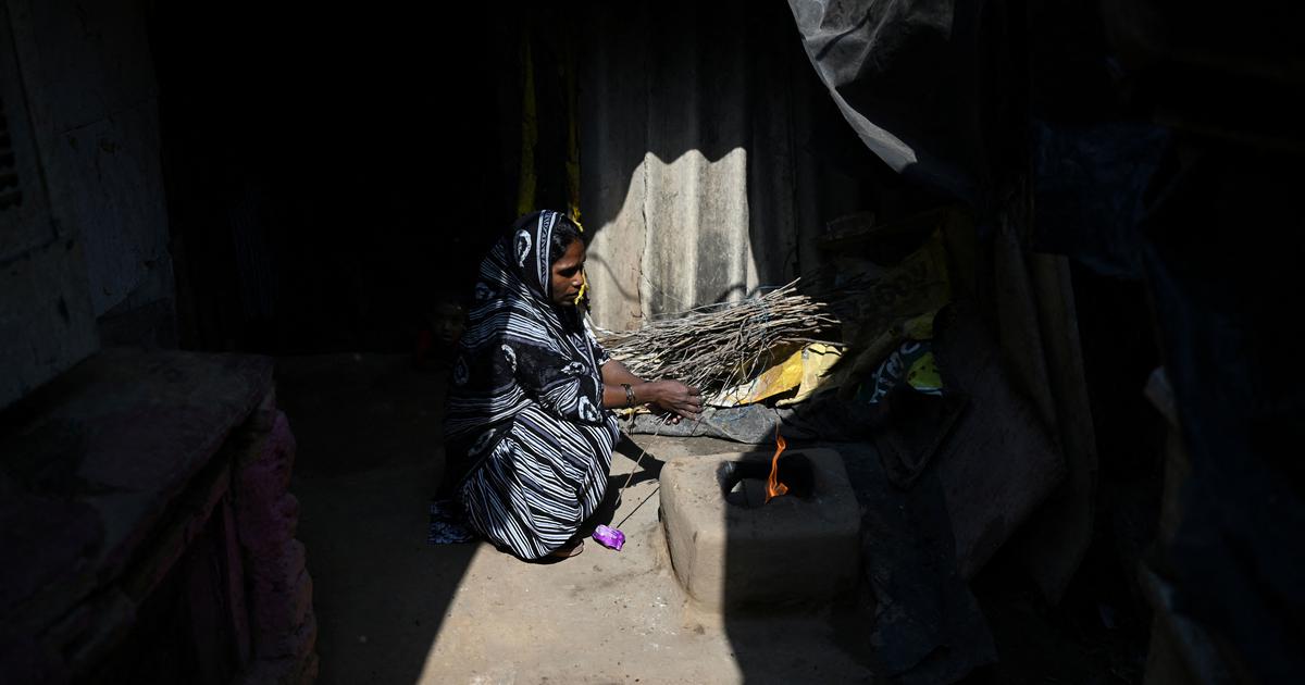 As Summer Sizzles, Delhi's Underprivileged Women Turn to Traditional Cooking Methods