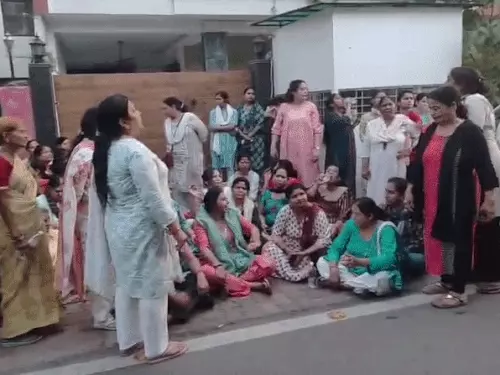 मेरठ: सेंट्रल मार्केट प्रकरण में महिलाओं ने राज्यमंत्री आवास के बाहर प्रदर्शन किया