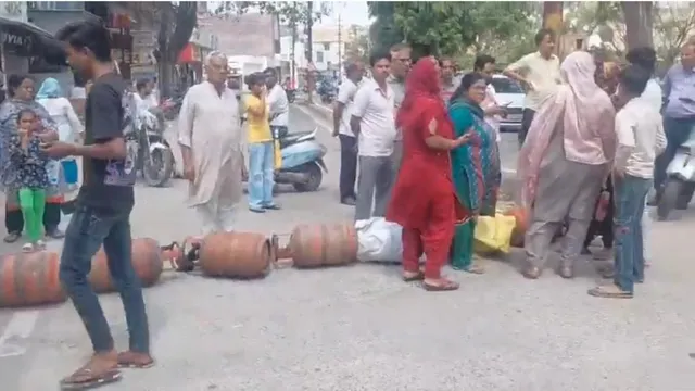 मेरठ: गैस सिलिंडर की आपूर्ति में देरी पर महिलाओं का प्रदर्शन, सड़क पर लगाया जाम