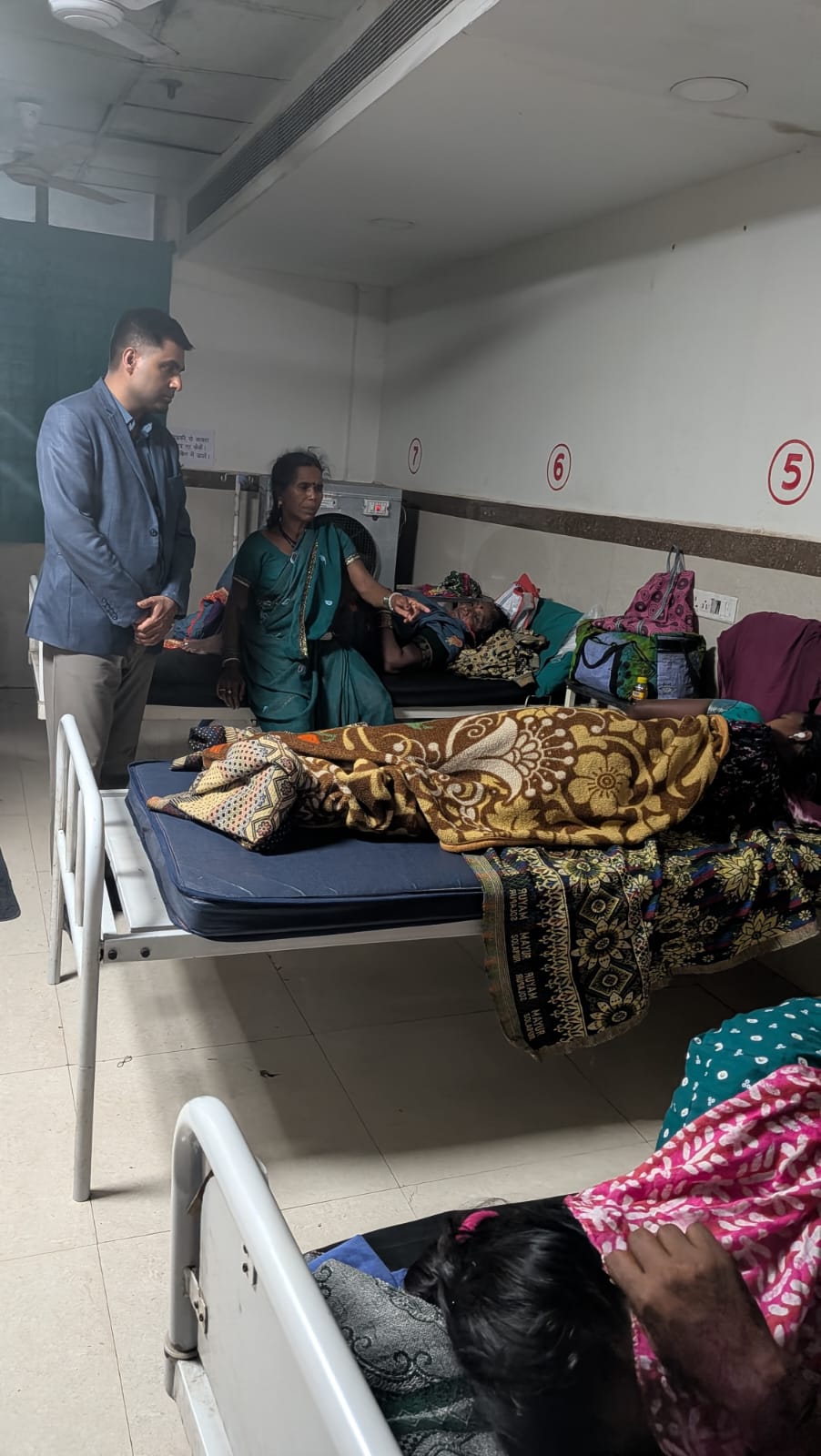 जिलाधीश देर रात पहुंचे जिला अस्पताल  जिला अस्पताल का किया निरीक्षण अस्पताल में एमओ और स्पेशलिस्ट की भर्ती के बारे में की चर्चा  गर्भवती माताओं को मिलेगा बेहतर उपचार