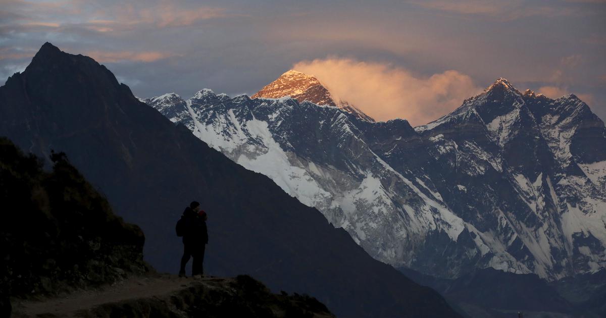 Tragedy Strikes: Two Indian Climbers Lose Lives on Descent from Mount Everest