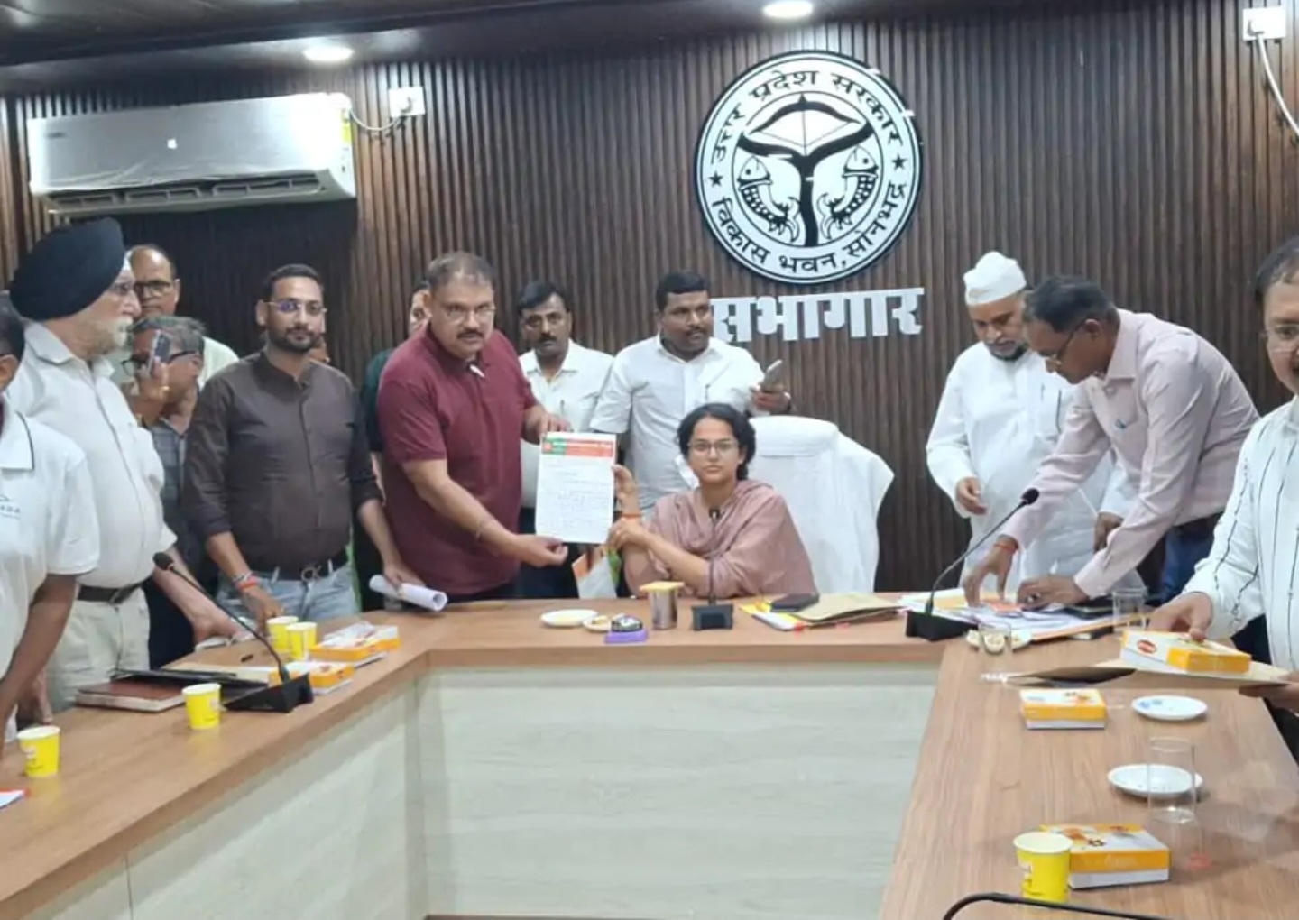 उद्योग बंध ु बैठक में प्रदूषण और महंगी किताबो ं का मुद्दाः सोनभद्र में व्यापारियों ने की कार्रवाई की मांग, मिर्जापुर डिपो की बसें अब डिपो से चलेंगी